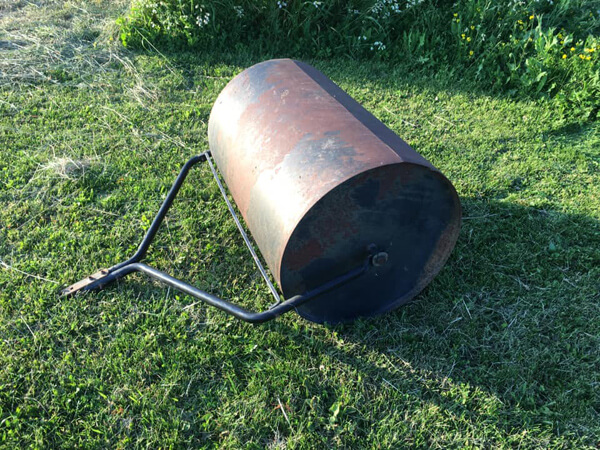 Compacting gravel with a lawn rollers